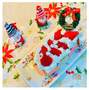 苺たっぷり！マカロンクッキーもたっぷりクリスマスケーキ