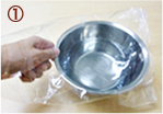 小さなボウルにお湯（40℃～50℃）を入れ、ビニール袋（耐熱）に入れます。