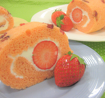 桃色の苺ロールケーキ