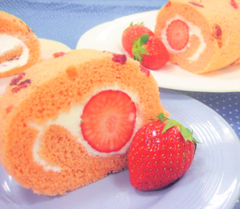 桃色の苺ロールケーキ