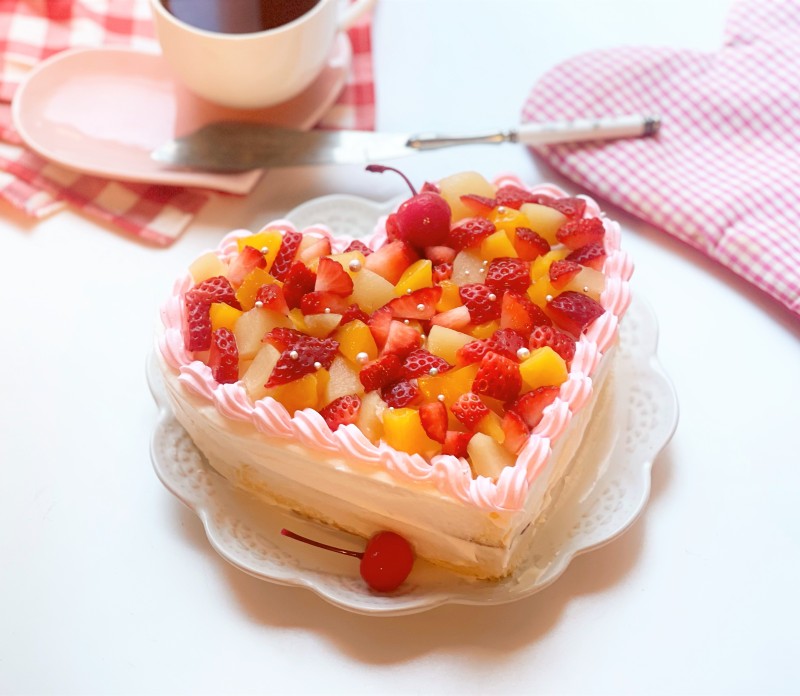 ハートのデコレーションケーキ～丸型のスポンジケーキをハート型にする方法～