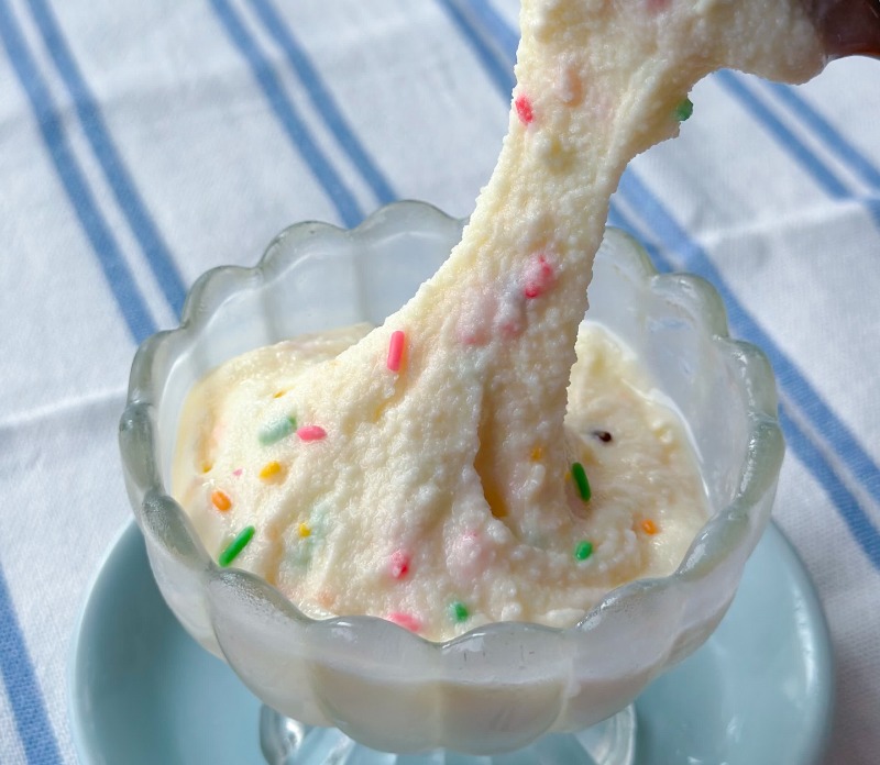 もちっと新食感！のび～るアイスの素で作る ミックスカラースプレートッピングアイス